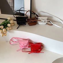 儿童包2025新款夏季漆皮亮面迷你马鞍包洋气女童走秀斜挎包口红包