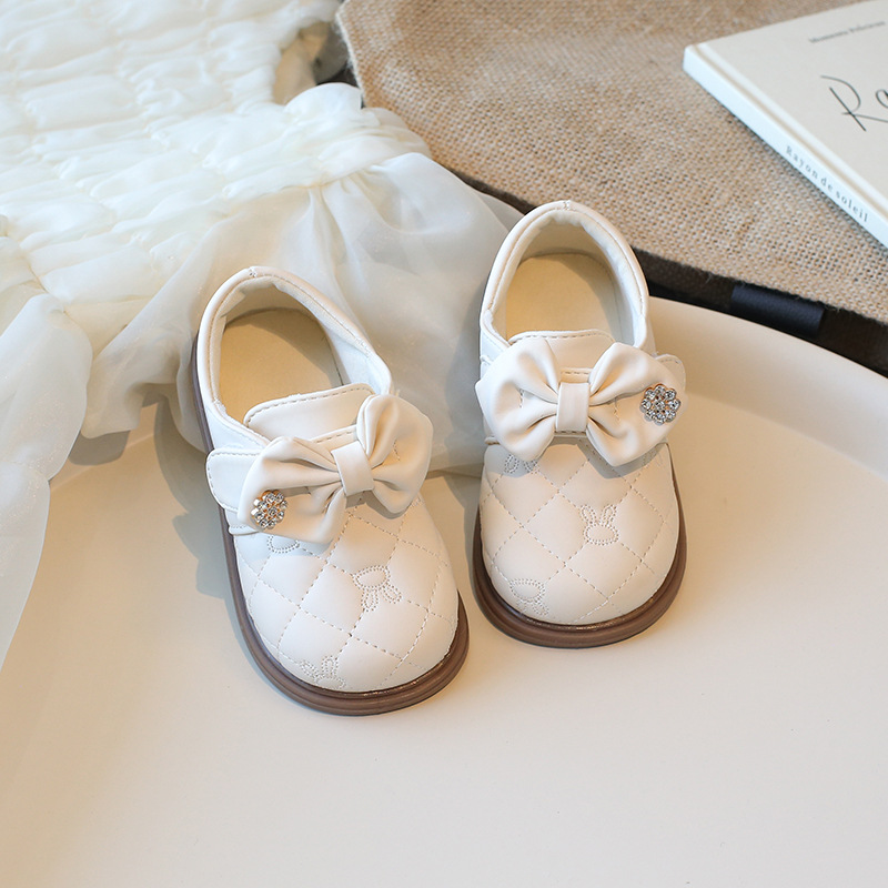 Zapatos de cuero de bebé para mujer 2025 nuevos zapatos de princesa para niños de primavera y otoño, zapatos de suela blanda para niñas de moda, zapatos de guisantes para niños pequeños y medianos image 3