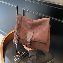 女包复古咖色邮差包2024新款秋冬高级感小众通勤斜挎大容量托特包