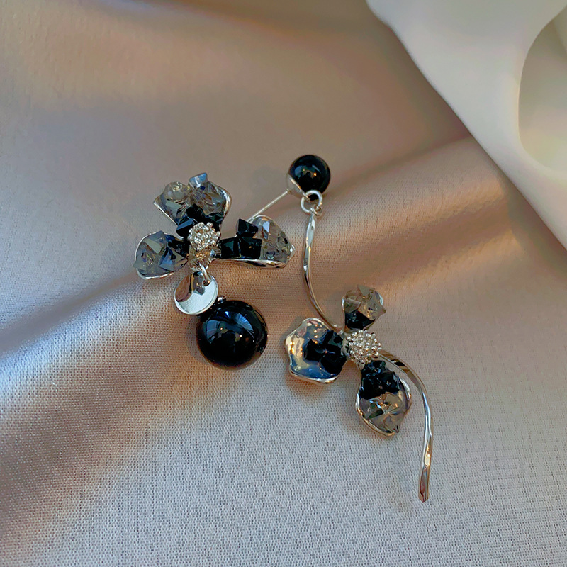 Pendientes geométricos con pliegues irregulares con cuentas de vidrio con aguja de plata Pendientes de alta calidad de temperamento negro Pendientes ligeros de lujo