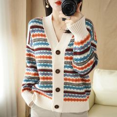 春と秋のカーディガンのニットセーターの女性は新型のレトロな民族風の上着のコートを着ています。