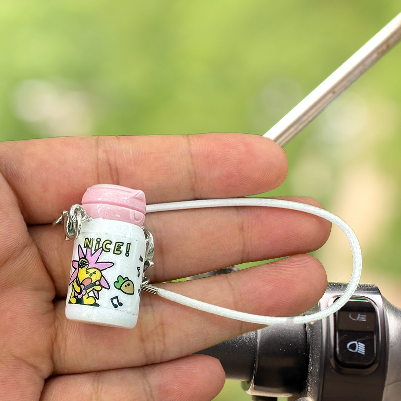 Mini botella de agua termo colgante lindo pequeño biberón accesorios de muñeca diy accesorios de taza de agua al por mayor dibujos animados