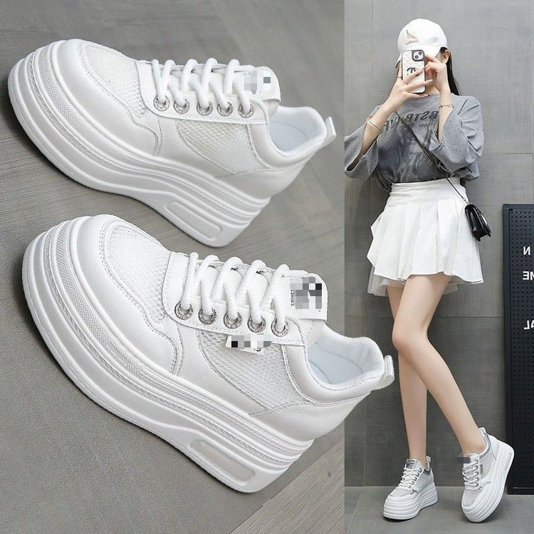 Red zapatos blancos para mujeres verano 2026 nuevo tipo delgado transpirable casual hombre pequeño aumento de altura de suela gruesa zapatos de red para mujeres