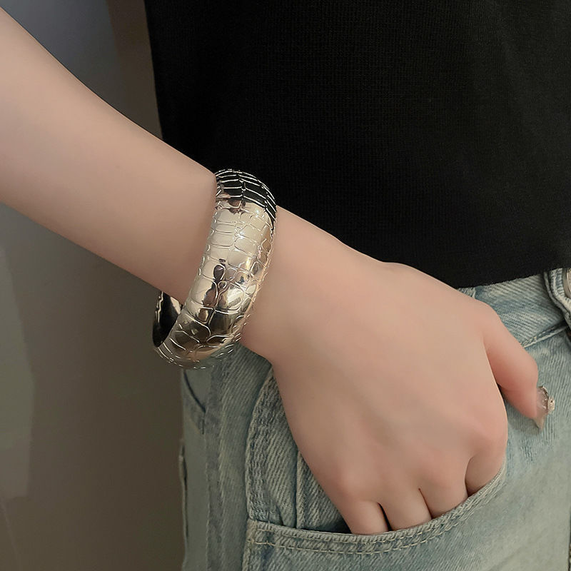 Pulsera plisada irregular de metal estilo europeo y americano fresco elegante pulsera personalidad de alto grado de lujo ligero pulsera al por mayor femenina