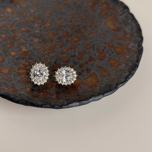 Exquisite niche sugar cube zirconia earrings for women, fashionable, high-end, light luxury earrings, versatile earrings for commuting, temperament and earrings