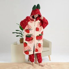 サンゴのベルベットのパジャマのかわいいパジャマの家の服の長いタイプの厚いイチゴの唐ダックの新型の秋冬の新型の現物