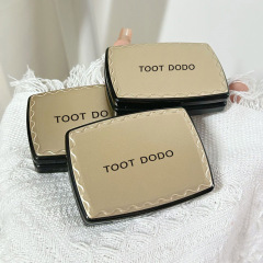 Toot dodo新商品の柔らかい糸が顔を輝かせています。
