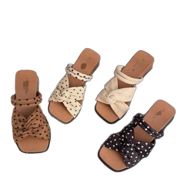 La cabeza cuadrada francesa es hermosa zapatilla de mujer 2026 nuevo tacones desnudos zapatillas frías zapatillas de alto nivel con falda