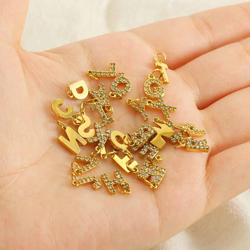 Nueva moda europea y americana de acero inoxidable con incrustaciones de diamantes 26 letras inglesas colgantes accesorios femeninos Advanced Advanced Mini letras joyas