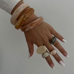 欧米のワイドブレスレットの女性のデザイン感があります。