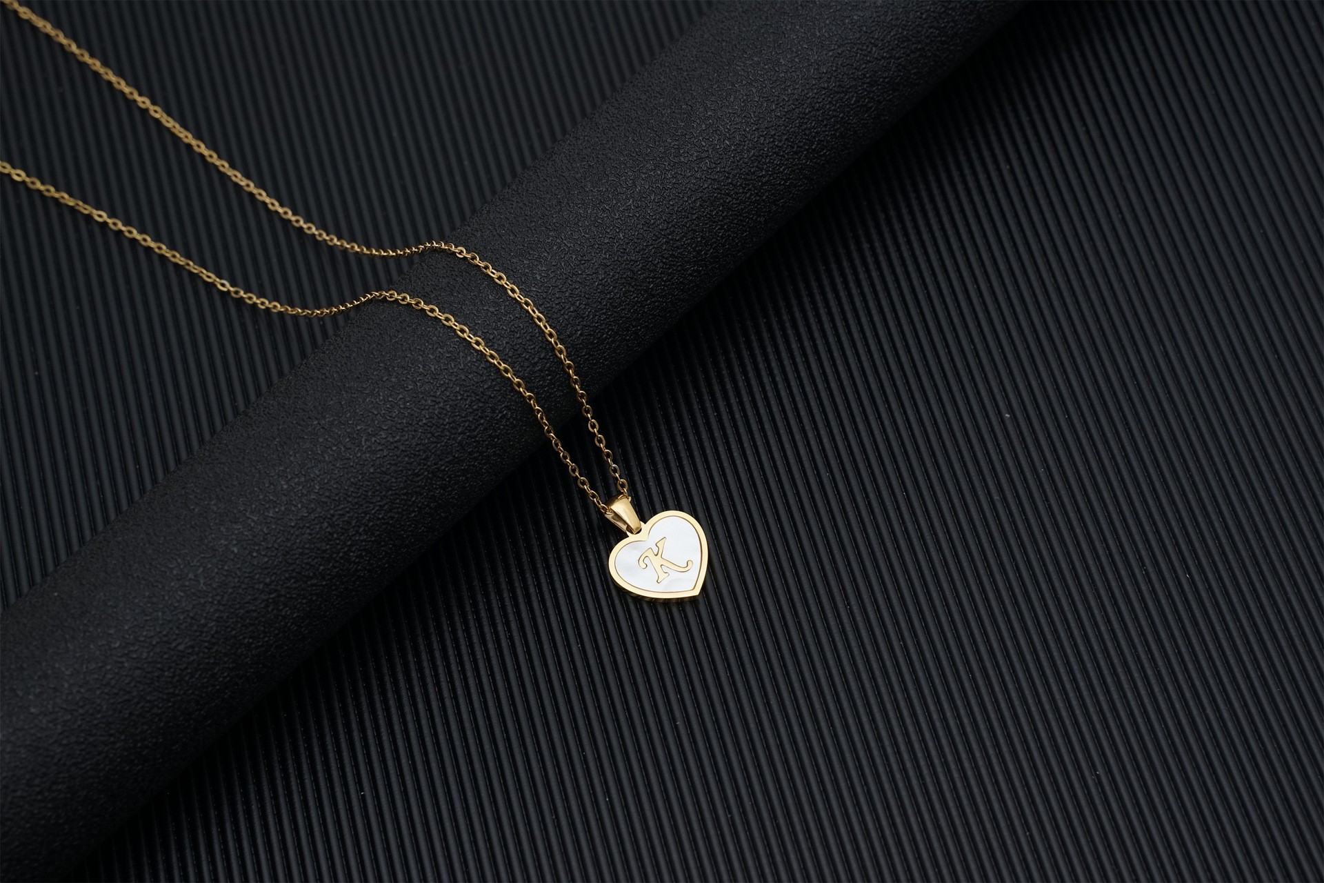 Europa y América 18K oro amor clavícula cadena de las mujeres de acero inoxidable corazón blanco madre colgante 26 letras titanio acero collar