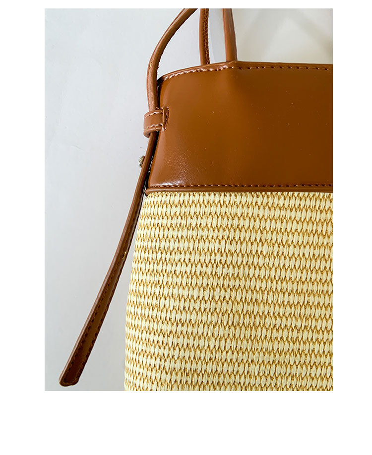 Korean style simple and fashionable woven mobile phone bag for women 2025 summer new seaside vacation crossbody straw woven bucket bag Application Scenario