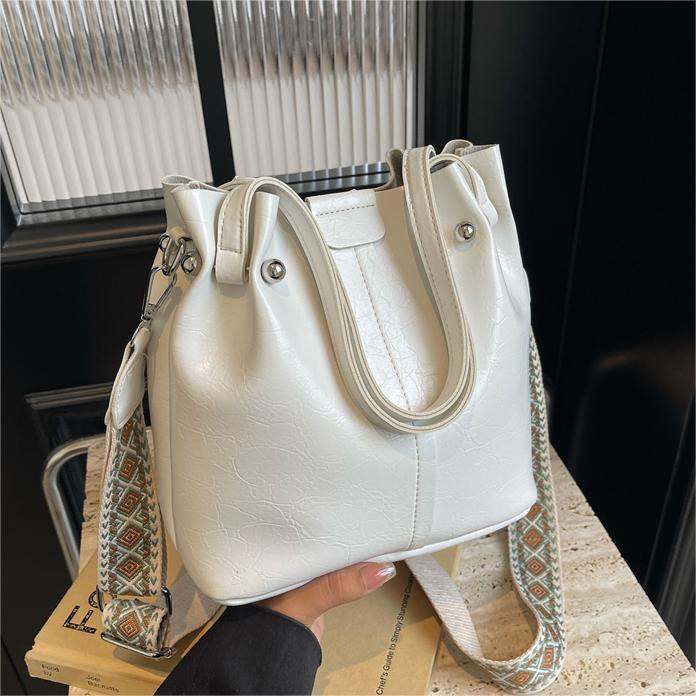 Bolso de moda coreano para mujeres 2024 verano nuevo bolso de hombro casual versátil nicho bolso de cubo de moda