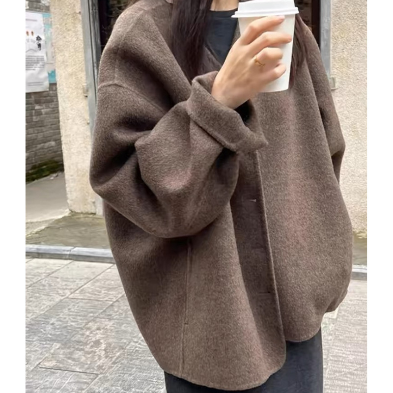 韓国の東大門では、ラシャのコートが流行しています。|undefined