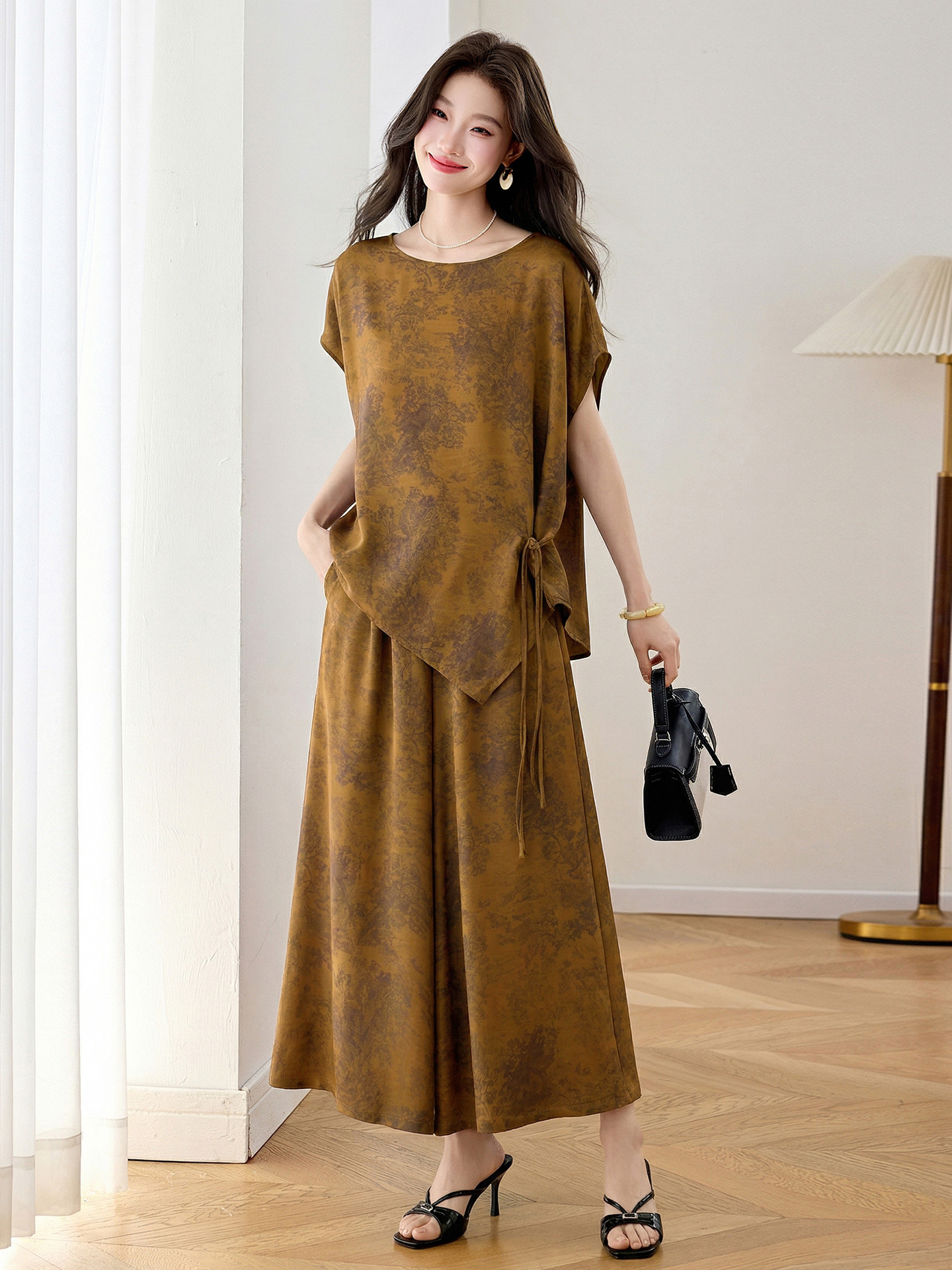 Bộ áo crop top phối quần ống rộng in họa tiết hoa không đối xứng mùa hè 2026 — màu tím, màu vàng