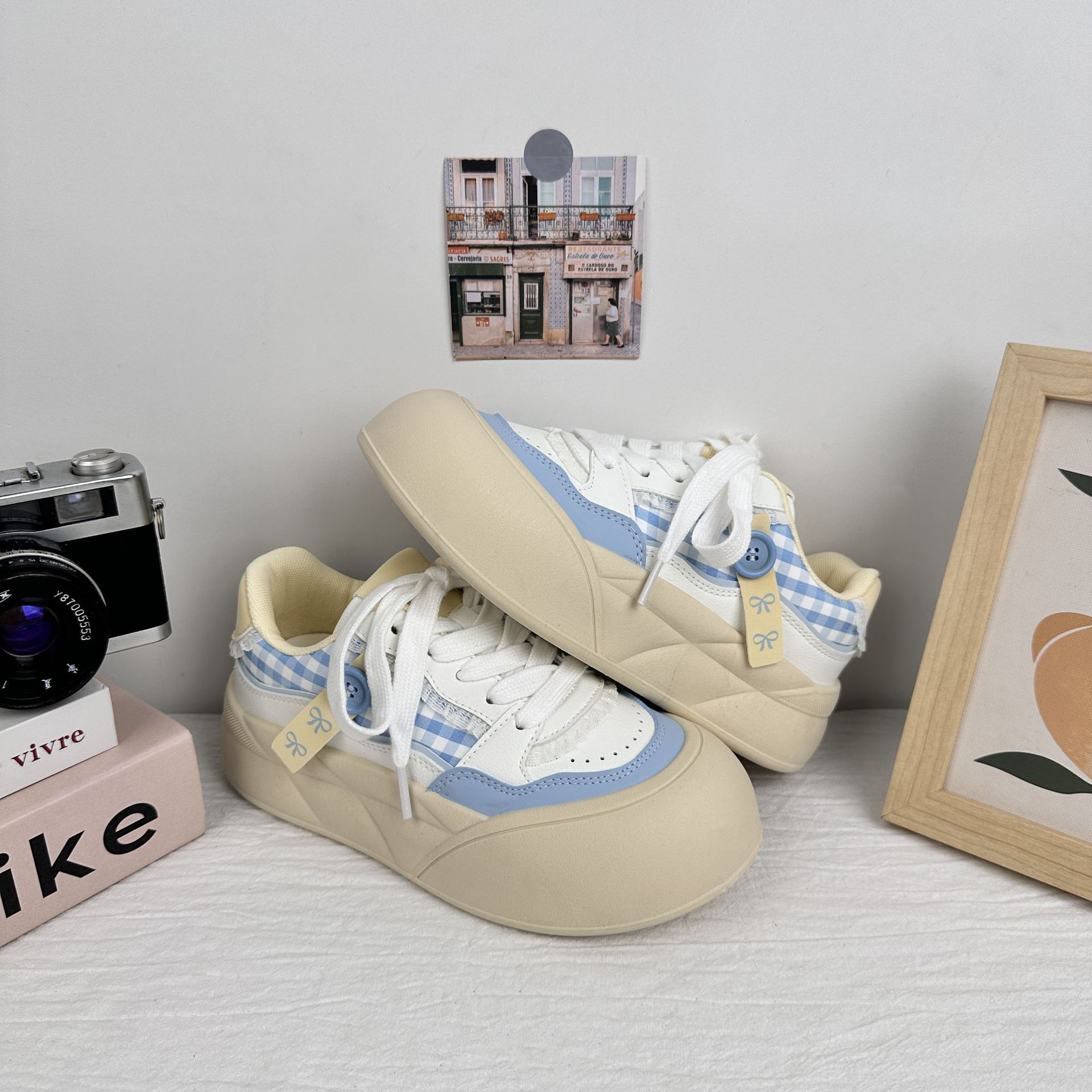 Zapatos de onda lejana para mujer 2025 nuevos zapatos de pan de estilo caliente zapatos blancos de suela gruesa zapatos de tabla zapatos casuales de nicho de todo fósforo