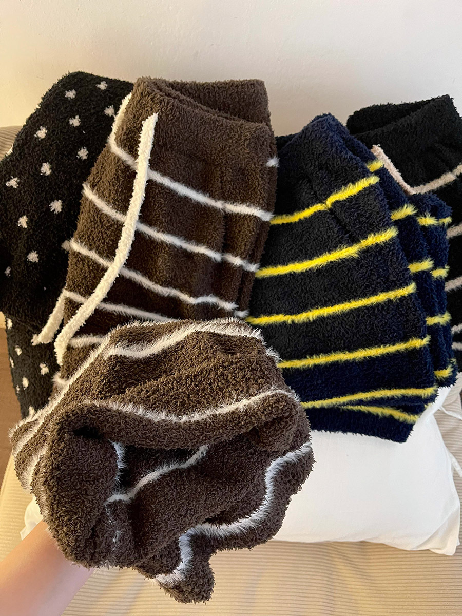 Coreana simple estriado viento impresión mitad de pijamas de terciopelo mujeres invierno nuevo engrosado calentamiento de la moda pantalones largos