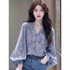 軽熟風港味上着デザイン感小衆2025春新作花薄vネックゆるいファッションシャツ