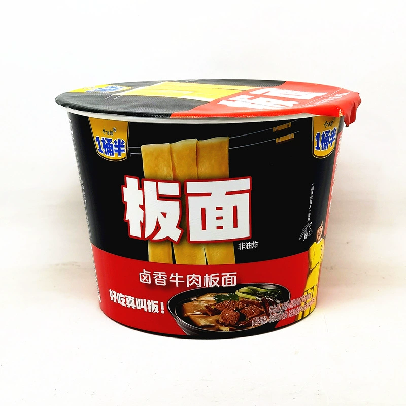 Лобная лапша быстрого приготовления в большой коробке в большой миске с пряной говядиной и пряной говядиной