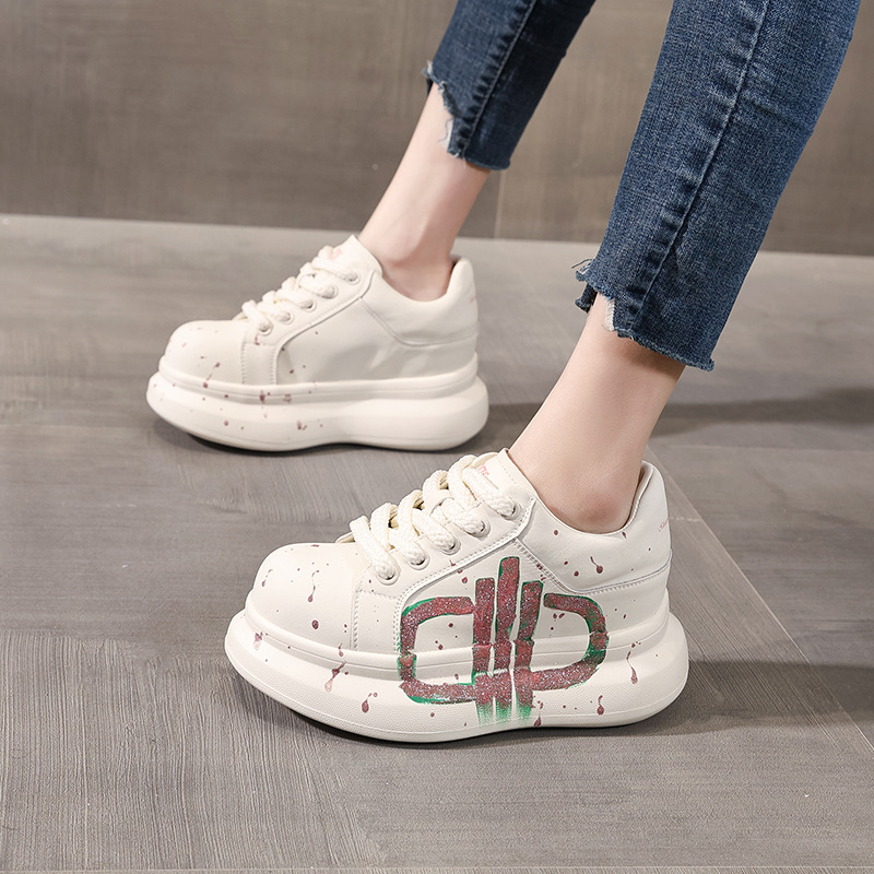 Giày sneaker nữ đế dày tăng chiều cao phong cách graffiti trắng hồng — Trắng hồng