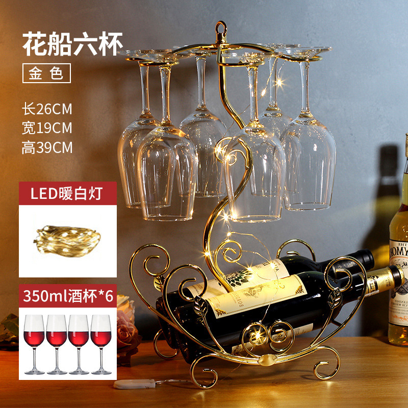 軽くて豪華な風の金色の酒の箱はワインの棚を飾ってワインの棚のワインの杯の棚を並べます。|undefined