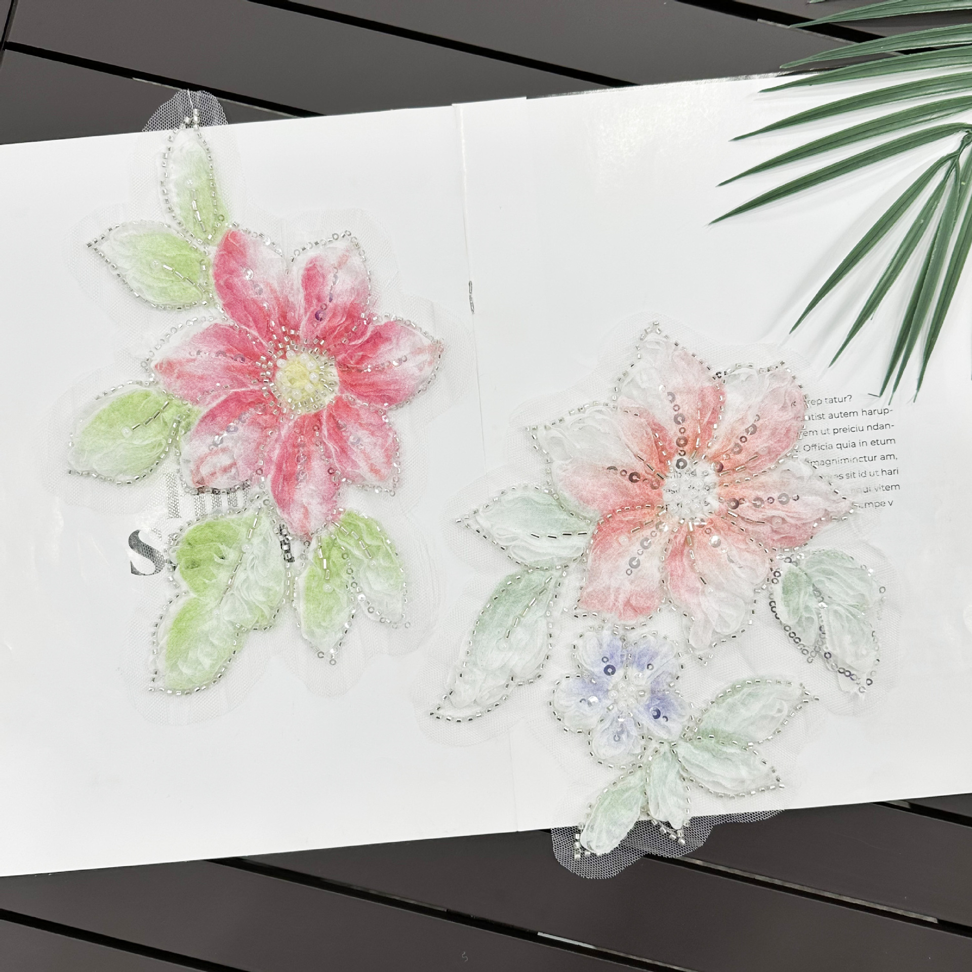 26 primavera y verano nuevo hilo de malla sequinilla bordado DIY tela teñida pegada flor de pecho decoración de moda accesorios de ropa de mujer