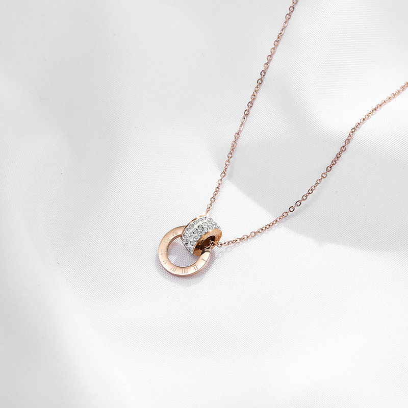 [Acciaio al titanio a corpo intero] Ciondolo ad anello circolare romano da donna con tre file di anelli di diamanti, osso di bloccaggio in oro rosa_voghion.com