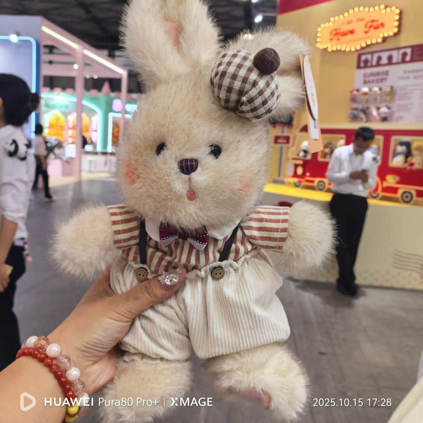Cute and stylish bunny plush toy, adorable bear plush toy, creative white rabbit doll, birthday gift.