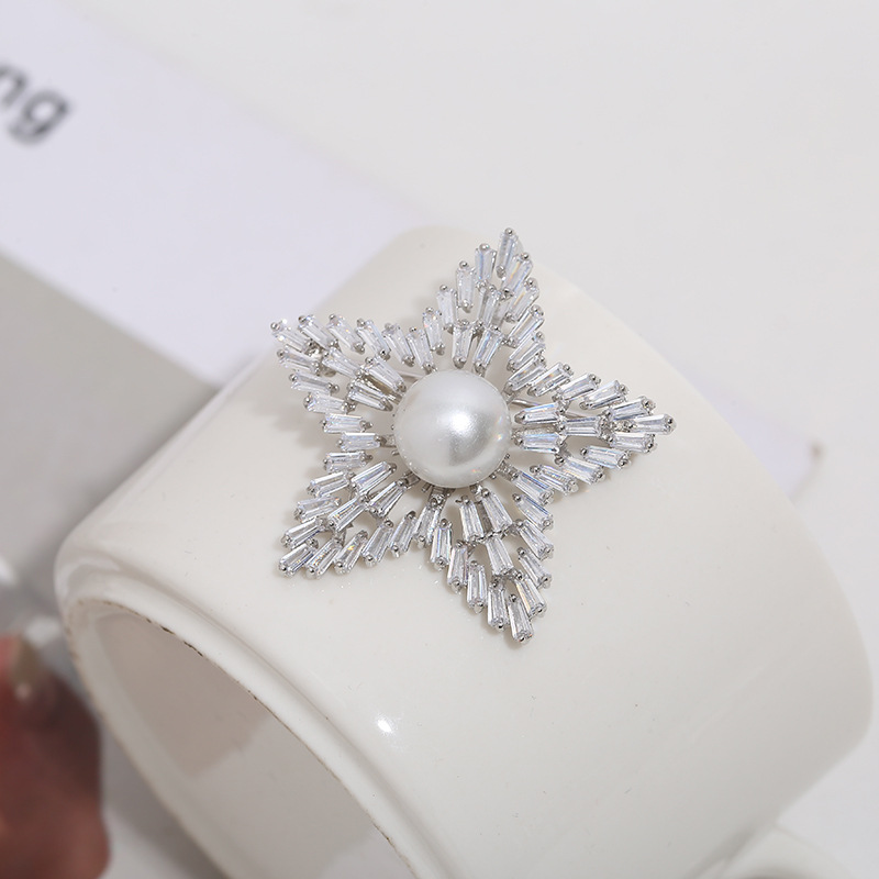 Estilo coreano popular estrella de cinco puntas forma pin moda OL escalera cuadrada circón broche ropa pin pequeña joyería al por mayor