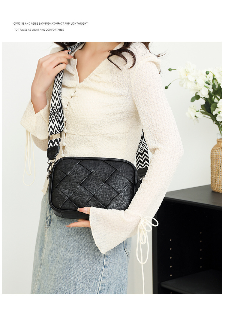 Women's Leather Crossbody Bag With Wide Strap And Diamond Pattern_voghion.com