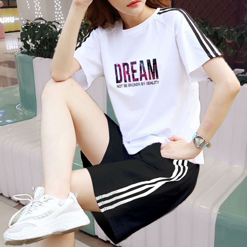 흑백 정장 별이 빛나는 하늘