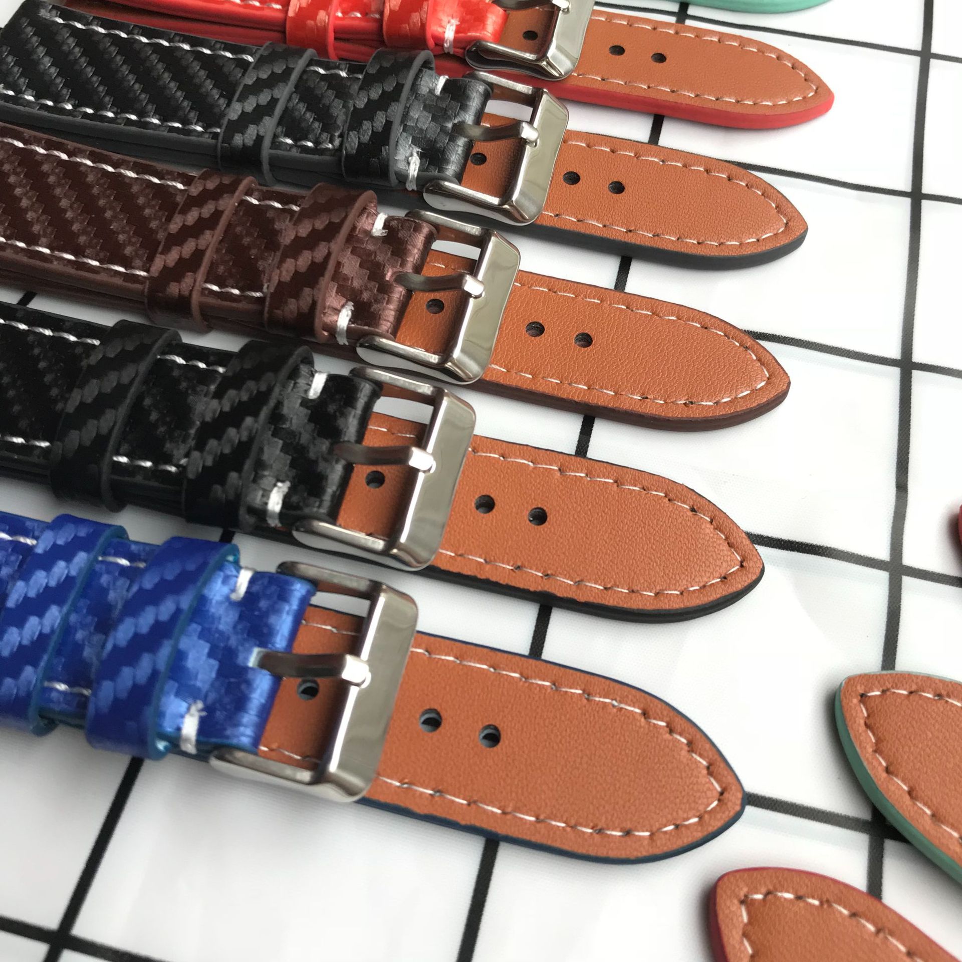 Textura de fibra de carbono correa de cuero suave reloj cadena accesorios fabricante en stock color multicolor reloj Correa 18-24m