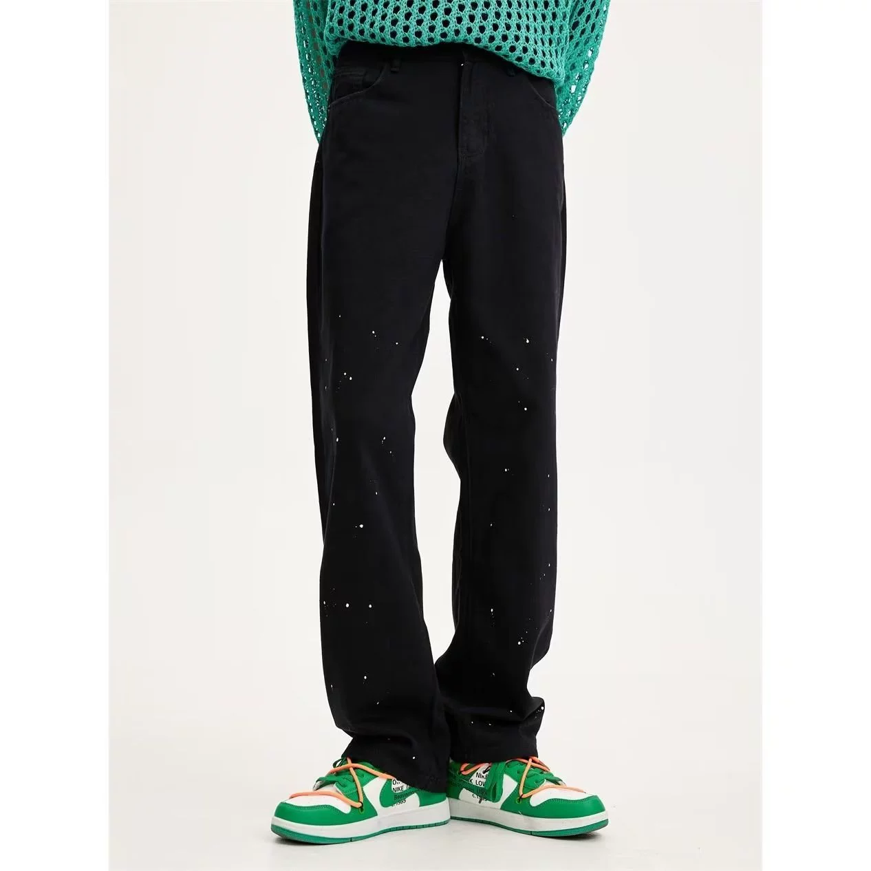 Трансграничная корейская версия черно-белых прямых джинсов на полу