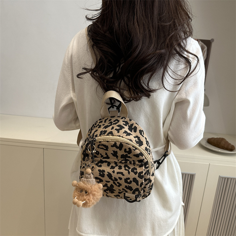 2025 nuevo estilo coreano de moda de terciopelo, leopardo de moda, estilo universitario, ocio, moda, literatura y arte, mochila extranjera.