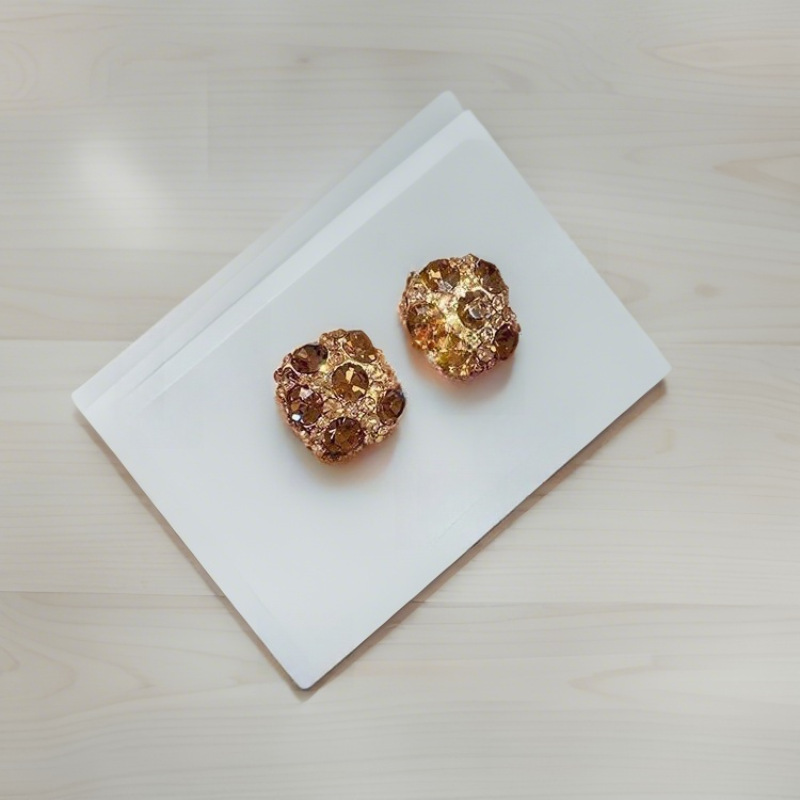 Pendientes cuadrados de lujo ligero retro coreano 2025 nuevos aretes de todo fósforo de diamante completo de color caramelo