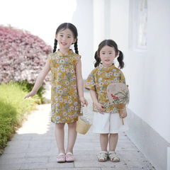 2025 夏の新中国風の手作りボタン綿花柄新中国風の女の子チャイナ半袖姉妹と兄弟の衣装韓服