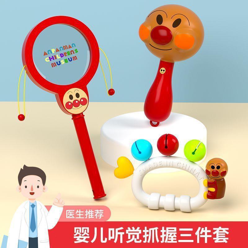 手でアンパンマンの砂ハンマーを握って、手で鈴を鳴らします。|undefined