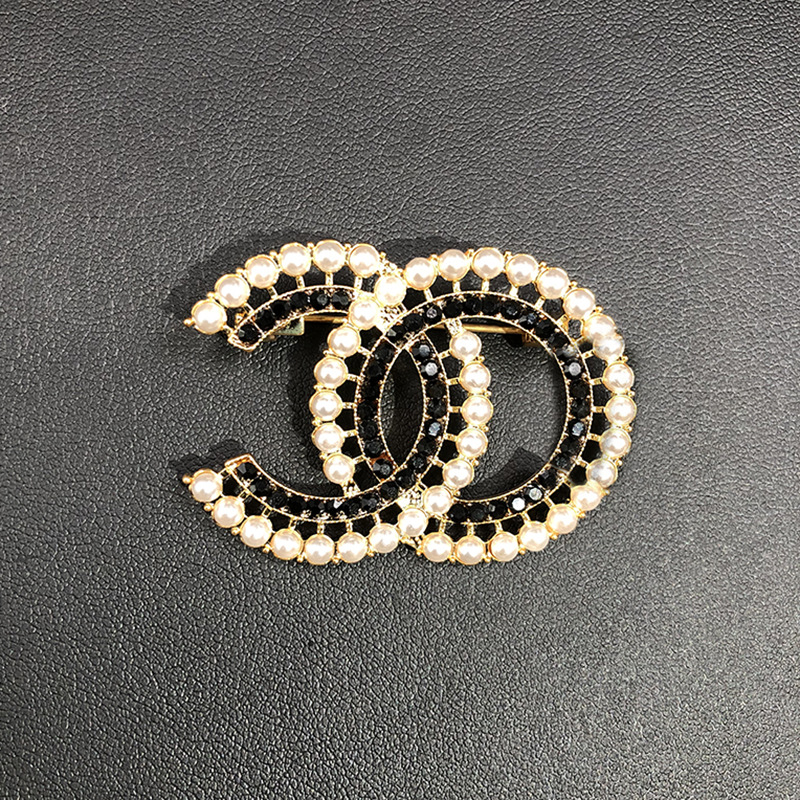 Full Diamond Multifunctional Brooch Accessory for Women, Double C Letter Brooch, Chanel-Style Rhinestone-Embellished Elegant Clothing Accessory to Prevent Exposure