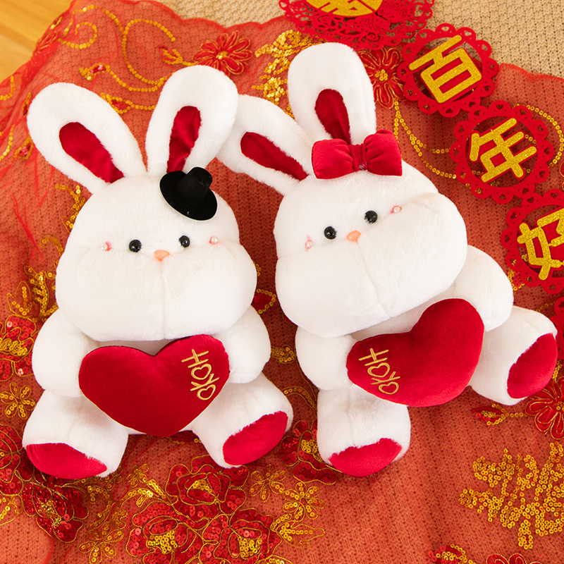 結婚祝いの子供の結婚するカップルの喜字の子供のペアのカップルの子供の結婚する部屋の配置の置物は心のウサギを抱いています。|undefined