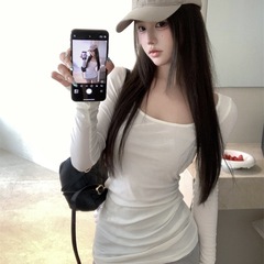 青い薄いタイプの長袖tシャツの女性2025春夏秋はやせています。
