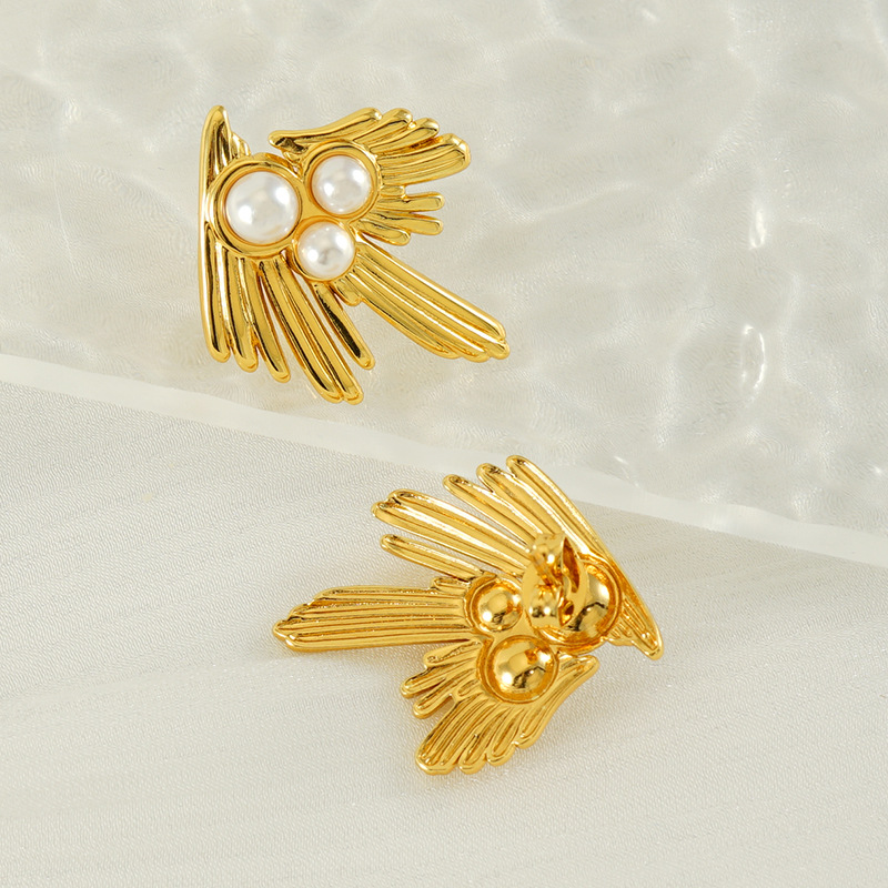 Nuevos pendientes irregulares franceses de alta gama para mujer Pendientes de perlas de golondrina de 18 quilates Pendientes de acero de titanio con personalidad de moda