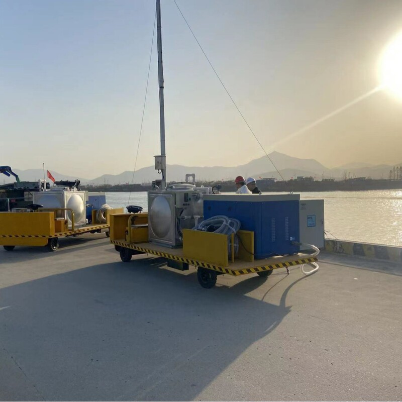 Sewage oil and water receiving device for water service area of port wharf shore intelligent domestic sewage collection system