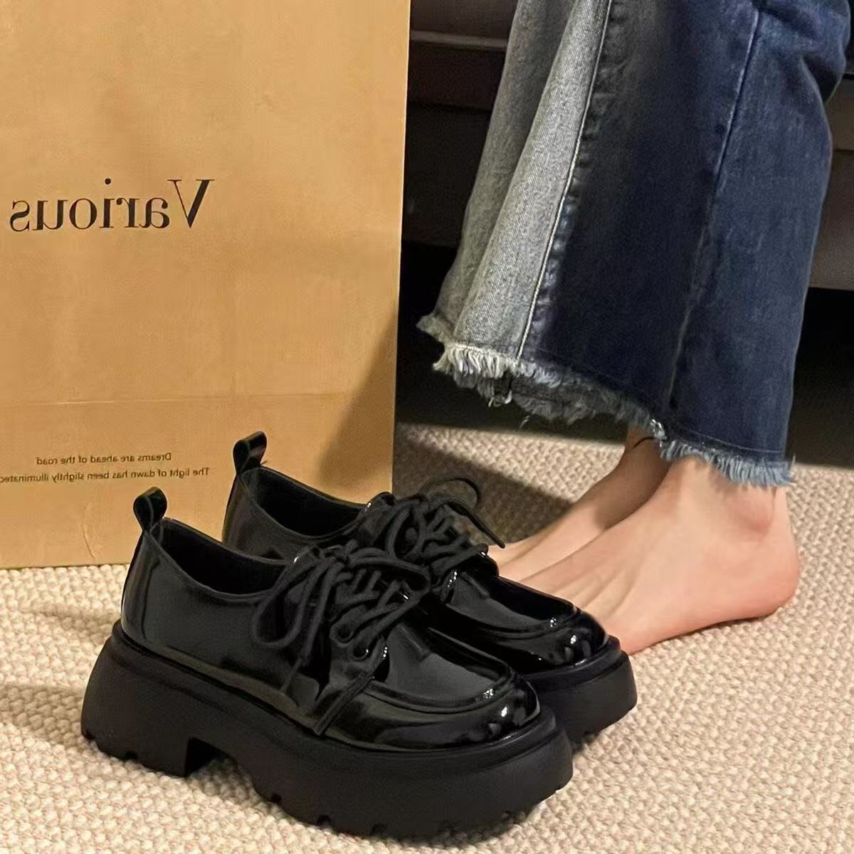 Zapatos de cuero de estilo británico para mujeres 2025 invierno nuevo tipo de cordón de suela gruesa muffin de suela suave retro versátil Lefour zapatos únicos