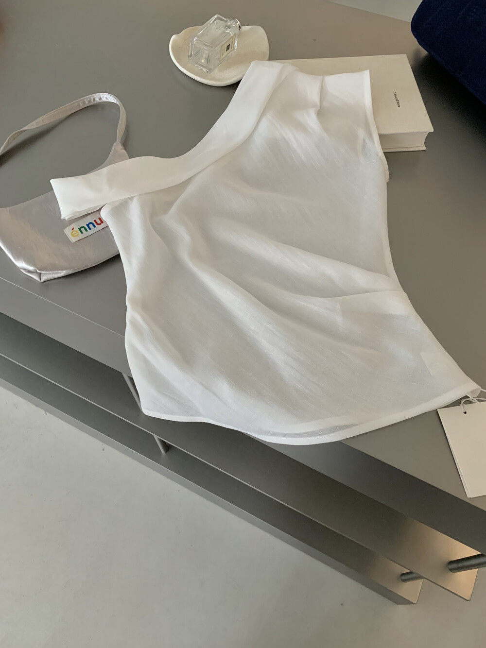 Áo croptop nữ tay ngắn cổ lệch vai, thiết kế bất đối xứng — Xanh da trờicolor, màu trắng, màu mơ chi tiết 12