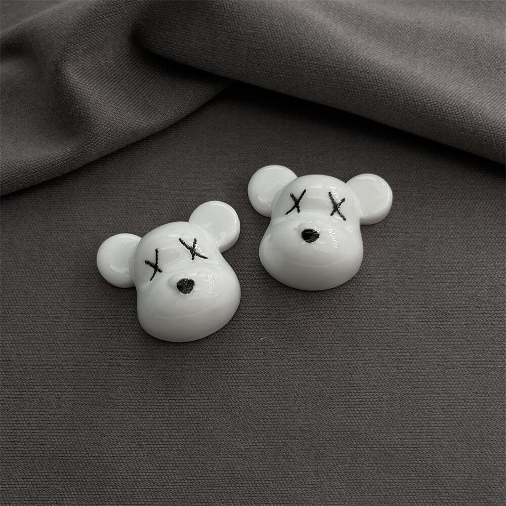 흰 폭력적인 곰 머리