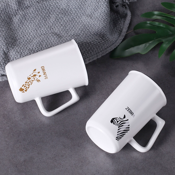Single cup without lid or spoon. The pattern will be sent randomly.