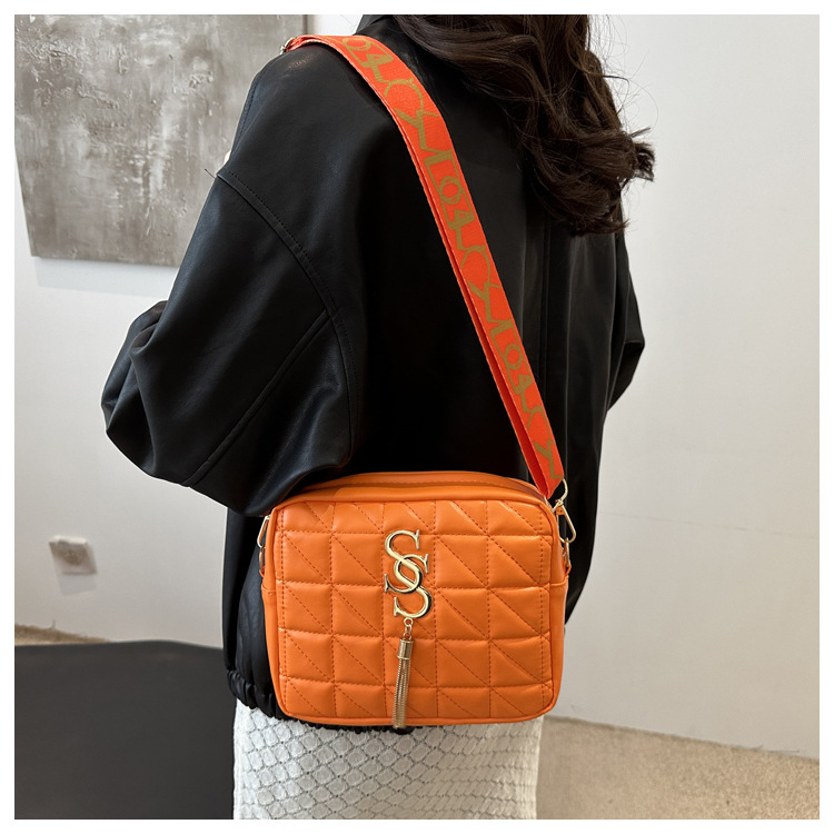 A simple and fashionable single-shoulder women's bag with diamond-shaped embroidery thread in 2024, a fresh and stylish crossbody bag with a trendy and fashionable small square style undefined