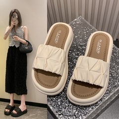 ネットの赤い超火のスリッパの女性の2025夏の新型のファッションの外は厚い底の松の餅の涼しい砂浜のしわを着ます。