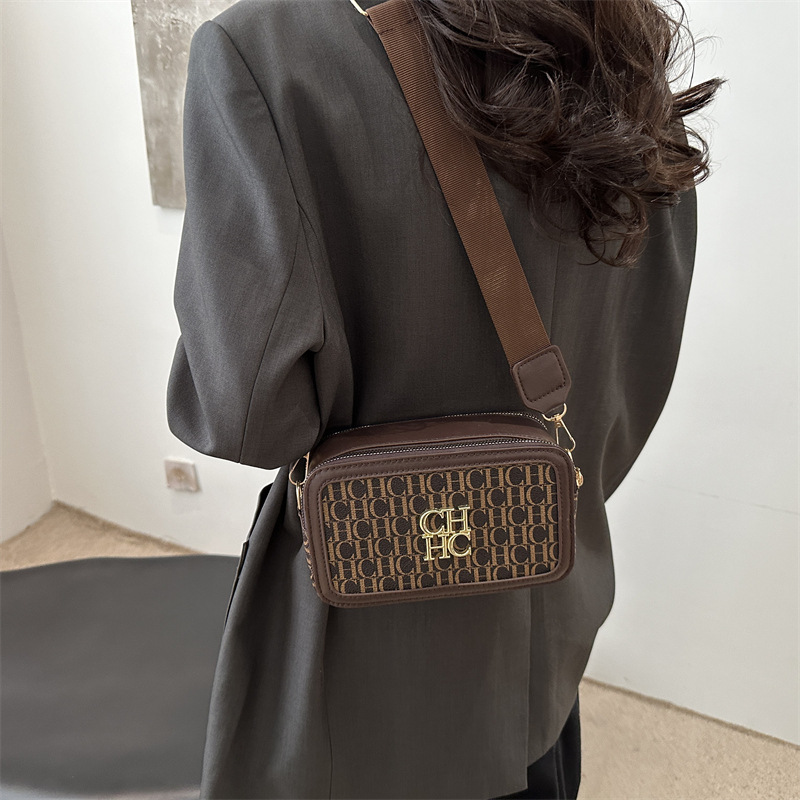 Nuevo bolso de cámara de moda 2025 letras impresión bolso cuadrado de color contrastante amplio cinturón mochila de mujer