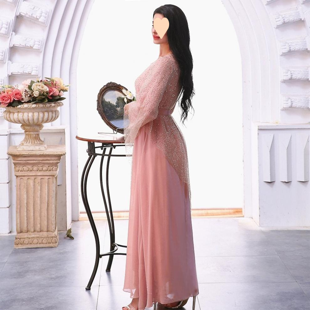 Abito lungo musulmano da donna rosa con paillettes e inserti in mesh_voghion.com